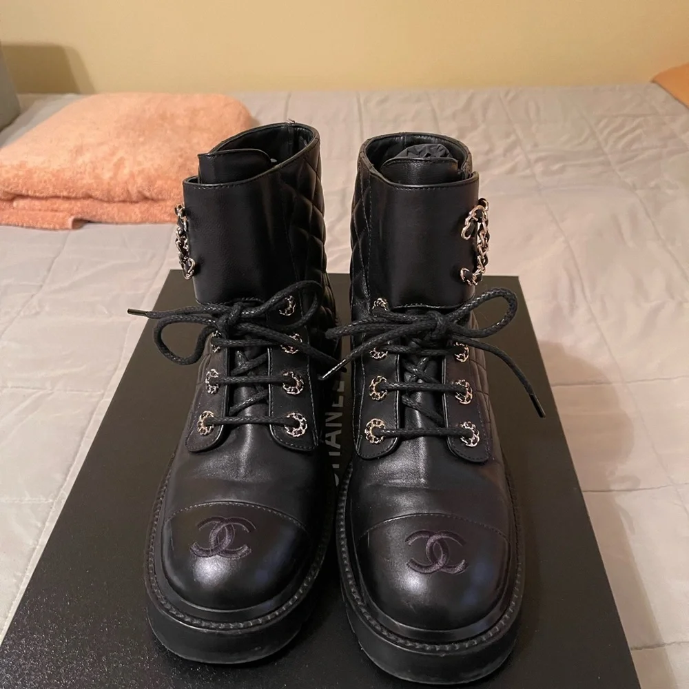 CHANEL authentic quilted